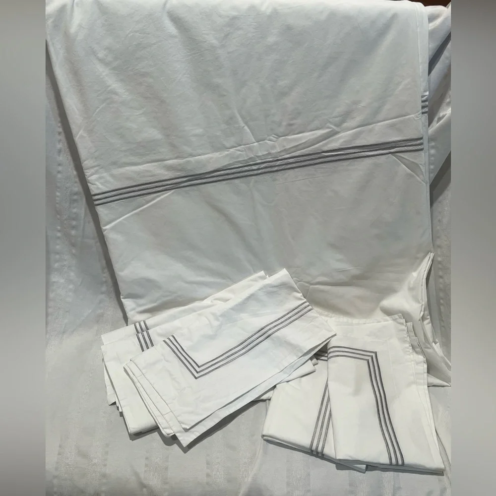POTTERY BARN KING SIZE GRAND ORGANIC PERCALE DUVET COVER AND SHAMS, WHITE/SILVER
